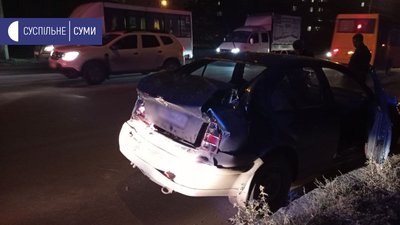 У Сумах на перетині вулиці Г.Крут з І. Сірка сталась аварія (ФОТО) У Сумах на перетині вулиці Г.Крут з І. Сірка сталась аварія (ФОТО)