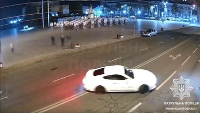 дрифт у Рівному біля портретів загиблих бійців