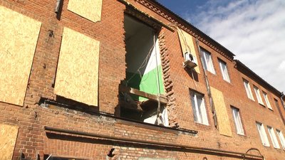 У будинку, пошкодженому унаслідок російський обстріл 5 вересня, деякі вікна забиті плитами