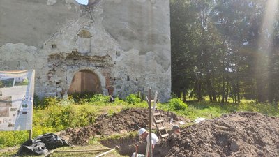 На Тернопільщині археологи знайшли скелети священника, жінки й дитини часів 17-19 століття На Тернопільщині археологи знайшли скелети священника, жінки й дитини часів 17-19 століття