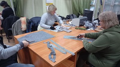"Ми не можемо залишатися вдома" - сумські волонтери показали, як плетуть маскувальні сітки "Ми не можемо залишатися вдома" - сумські волонтери показали, як плетуть маскувальні сітки
