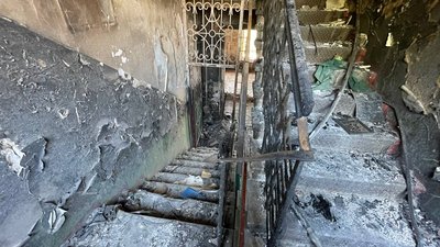 Попіл під ногами. Мешканці пошкодженого обстрілами будинку розчищають оселі Попіл під ногами. Мешканці пошкодженого обстрілами будинку розчищають оселі