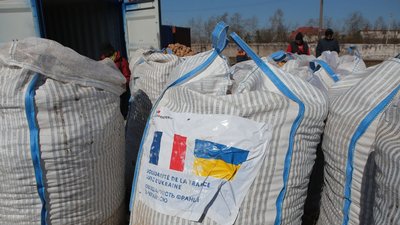 Львівським аграріям передали насіння картоплі з Франції