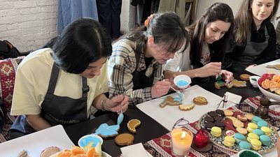 "Нам дуже не вистачає дому, Криму": як жінки з півотрова об’єднуються на "Кримотерапії"