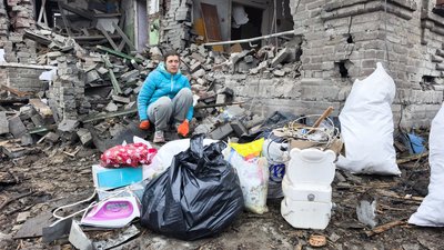 Юлія на руїнах свого будинку в Краматорську