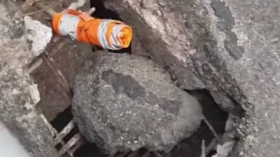 У Чернівцях на мосту провалився асфальт — крізь яму видно річку