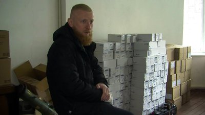 Волонтери військової пошти з Луцька повезли на передову два авто із посилками Волонтери військової пошти з Луцька повезли на передову два авто із посилками