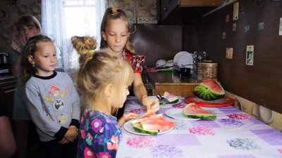Американець, який з 21 рік мешкає в Україні, придбав дім для багатодітної сімʼї на Вінниччині Американець, який з 21 рік мешкає в Україні, придбав дім для багатодітної сімʼї на Вінниччині