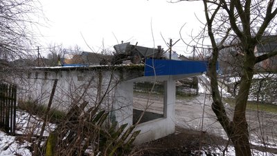 На Рівненщині – вози та ворота на зупинках. Звідки взялась традиція На Рівненщині – вози та ворота на зупинках. Звідки взялась традиція