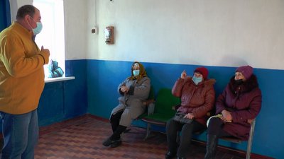 Жителі села Коржове очікують мобільну бригаду Укрпошти Жителі села Коржове очікують мобільну бригаду Укрпошти