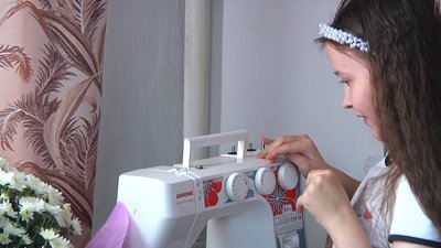 На Житомирщині дівчинці з інвалідністю подарували швейну машинку, про яку вона мріяла 3 роки На Житомирщині дівчинці з інвалідністю подарували швейну машинку, про яку вона мріяла 3 роки