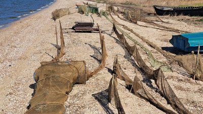 Сітки та ятери, що вилучили з лиману Шагани на Одещині