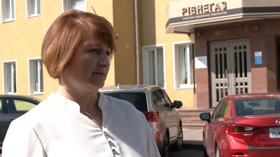 У Рівному мешканці будинку вийшли чекати газовиків, бо бояться лишитись без газу У Рівному мешканці будинку вийшли чекати газовиків, бо бояться лишитись без газу