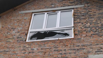 Втретє збирають вибите скло. Як Хмельницький оговтується після "прильотів"