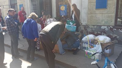 У Дніпрі волонтери облаштували шелтер у закинутій будівлі У Дніпрі волонтери облаштували шелтер у закинутій будівлі