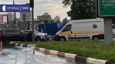 У центрі Сум сталася автомобільна аварія - троє людей у лікарні У центрі Сум сталася автомобільна аварія - троє людей у лікарні