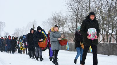 На Чернігівщині поховали трьох бійців, які загинули на Донеччині На Чернігівщині поховали трьох бійців, які загинули на Донеччині