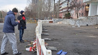40 днів трагедії. Біля зруйнованого ракетним ударом будинку в Дніпрі провели панахиду за загиблими 40 днів трагедії. Біля зруйнованого ракетним ударом будинку в Дніпрі провели панахиду за загиблими
