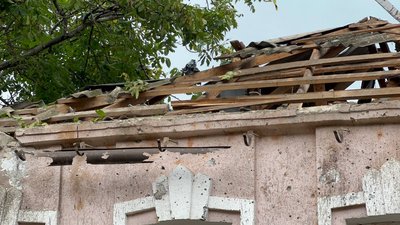 Внаслідок ранкового обстрілу Миколаєва, окрім університету, пошкоджень зазнали 16 житлових будинків