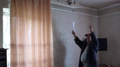 "Не знаю, як зимувати", – житель селища Ставище на Житомирщині показує пошкоджене обстрілами житло "Не знаю, як зимувати", – житель селища Ставище на Житомирщині показує пошкоджене обстрілами житло