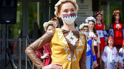 «Бережи українське – носи вишиванку!»: у центрі Дніпра провели показ мод і концерт бандуристів «Бережи українське – носи вишиванку!»: у центрі Дніпра провели показ мод і концерт бандуристів