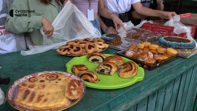Школярі з Одещини продають зроблені власноруч смаколики для допомоги військовим