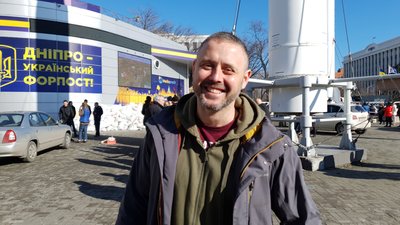 "Хочу, щоб ця війна була останньою". Дніпряни продовжують нести допомогу військовим та переселенцям "Хочу, щоб ця війна була останньою". Дніпряни продовжують нести допомогу військовим та переселенцям