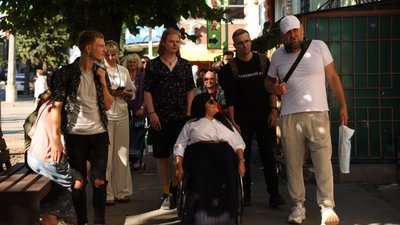У Чернівцях вулиці протестували на безбар'єрність для маломобільних людей У Чернівцях вулиці протестували на безбар'єрність для маломобільних людей