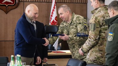 Міський голова Черкас отримав нагороду від Залужного