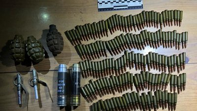 Збували зброю та наркотики: у Херсоні затримали злочинне угруповання