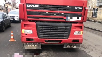 В Одесі вантажівка збила пішохідку: жінка померла дорогою до лікарні