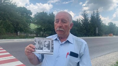 Роман Островський показує світлину родини Елиєвих