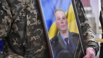 Лучани провели в останню дорогу загиблого бійця Олега Сироватку Лучани провели в останню дорогу загиблого бійця Олега Сироватку