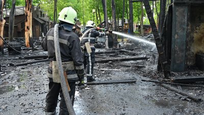 Обстріл центру Харкова: рятувальники загасили пожежу в парку Обстріл центру Харкова: рятувальники загасили пожежу в парку