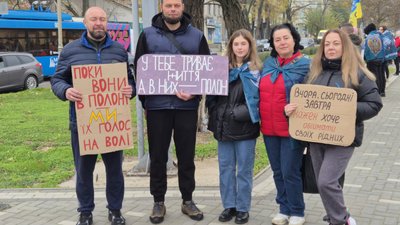 Люди під час акції-нагадування про полонених і зниклих безвісти військових у Миколаєві