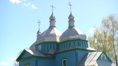 Старовинна дерев'яна церква функціонує у селі Западинці