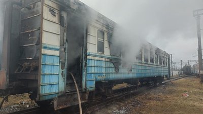 На Рівненщині загорівся старий вагон у залізничному депо