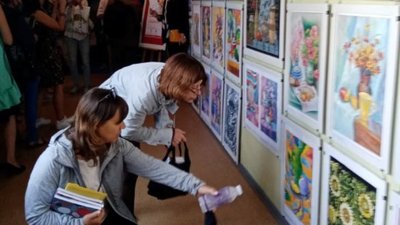 Понад 200 натюрмортів: у Херсоні відкрилась всеукраїнська виставка "Малюють діти України"