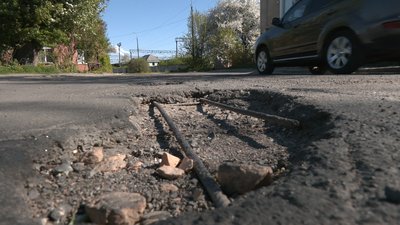 У місті на Рівненщині водії нарікають на дорогу, з якої стирчить арматура. Мер пояснив, як вийдуть із ситуації