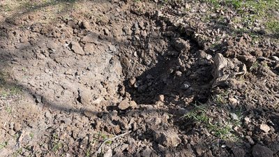 Пошкоджені житлові будинки та понівечені автомобілі. Наслідки обстрілів в спальному районі Миколаєва Пошкоджені житлові будинки та понівечені автомобілі. Наслідки обстрілів в спальному районі Миколаєва