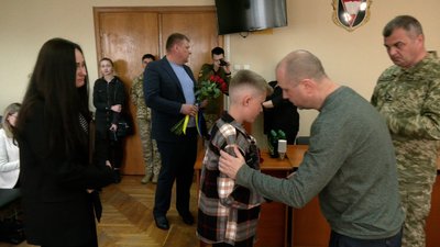 Орден "За мужність": у Рівному рідним загиблих військових вручили нагороди Орден "За мужність": у Рівному рідним загиблих військових вручили нагороди