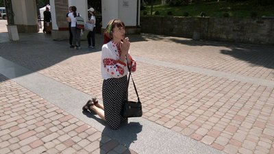 Жінка в молитві