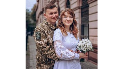 Приїхав з фронту, щоб одружитися. У Франківську побрався бойовий медик з коханою