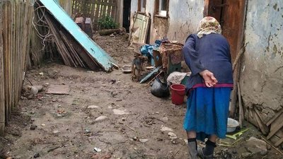 На Прикарпатті шукають волонтерів, щоб допомогти 90-річній бабусі