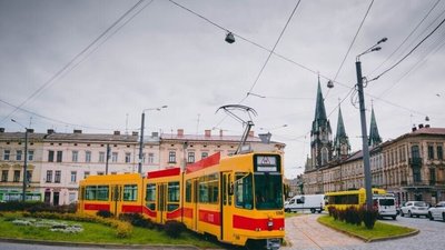 Трамвай неподалік Церкви святих Ольги та Єлизавети у Львові