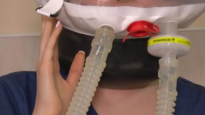 Миколаївська лікарня придбала шоломи, призначені для хворих на COVID-19 Миколаївська лікарня придбала шоломи, призначені для хворих на COVID-19