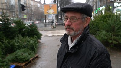 У Дніпрі перед різдвяно-новорічними святами продають ялинки: чи є попит серед містян