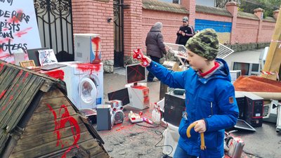 Армія мародерів. Біля консульства РФ у Львові відбулася акція протесту Армія мародерів. Біля консульства РФ у Львові відбулася акція протесту