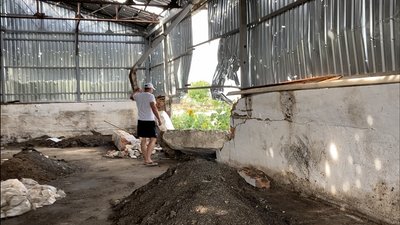 Розбиті склади, знищені зерно та техніка: фермер на Харківщині відновлює підприємство після окупації Розбиті склади, знищені зерно та техніка: фермер на Харківщині відновлює підприємство після окупації
