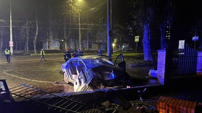 Водій зіткнувся з бетонною огорожею собору у Хмельницькому